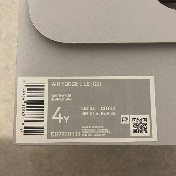 Nike Air Force 1 - All White - Picture 6 of 6